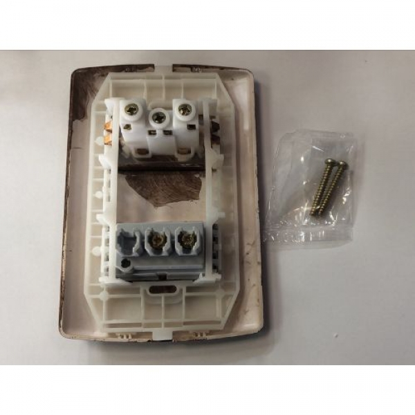 1 Interruptor Tecla Simples 10A 250V + Tomada 2P + T 10A 250V - IMBUIA